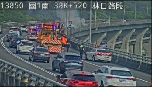 ▲國道1號五楊高架林口段南下38公里處發生火燒車意外。（圖／翻攝畫面）
