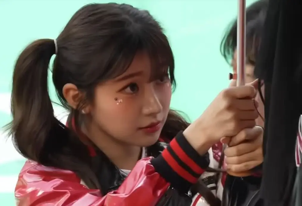 ▲李珠珢（如圖）在台灣受到如同公主般的待遇，但當她回到韓國去，卻要在雨中為學姐撐傘，超大反差也讓台灣網友忍不住感慨，「在台灣站C位回韓國也是要當撐傘小妹。」（圖／翻攝自YT頻道「台式應援團Taiwaning LA」）