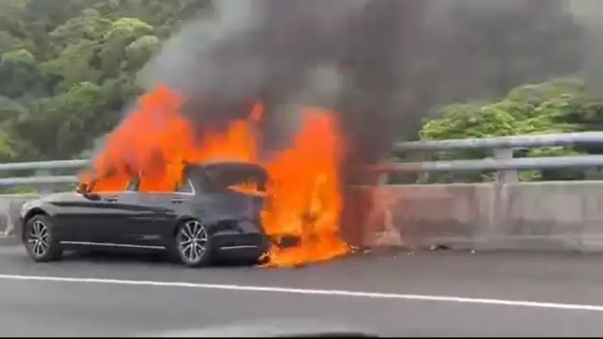 ▲國1五楊高架林口段南下38公里處，發生火燒車意外。（圖／翻攝畫面）
