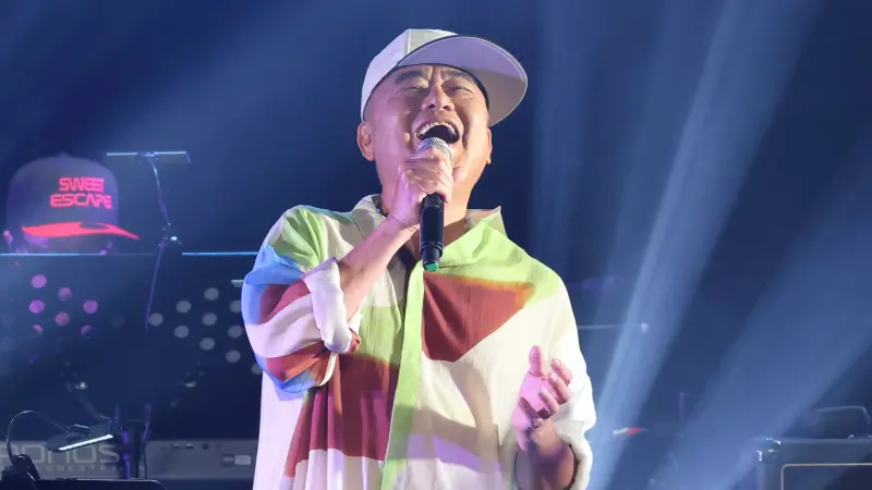 ▲資深歌手陳昇（如圖）昨（12）日《我不是搖滾歌手》演唱會在華山 Legacy 開演，唱到一半時，突脫口認了「愛情騙子」會講〈我不再讓你孤單〉，要歌迷小心渣男，引來全場爆笑。（圖／寬宏藝術提供）