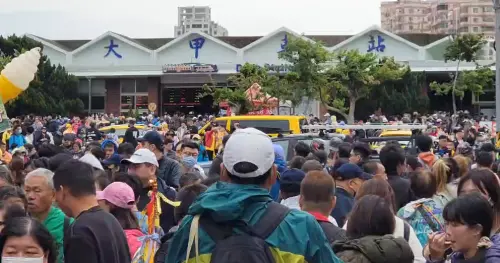 大甲媽祖準備回家了！幾十萬人擠爆車站　等鑽轎腳人龍蔓延2公里
