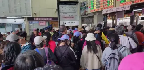 大甲站已經被蜂擁而至的信眾擠爆。(圖/鎮瀾宮提供) ▲大甲站已經被蜂擁而至的信眾擠爆。(圖/鎮瀾宮提供)
