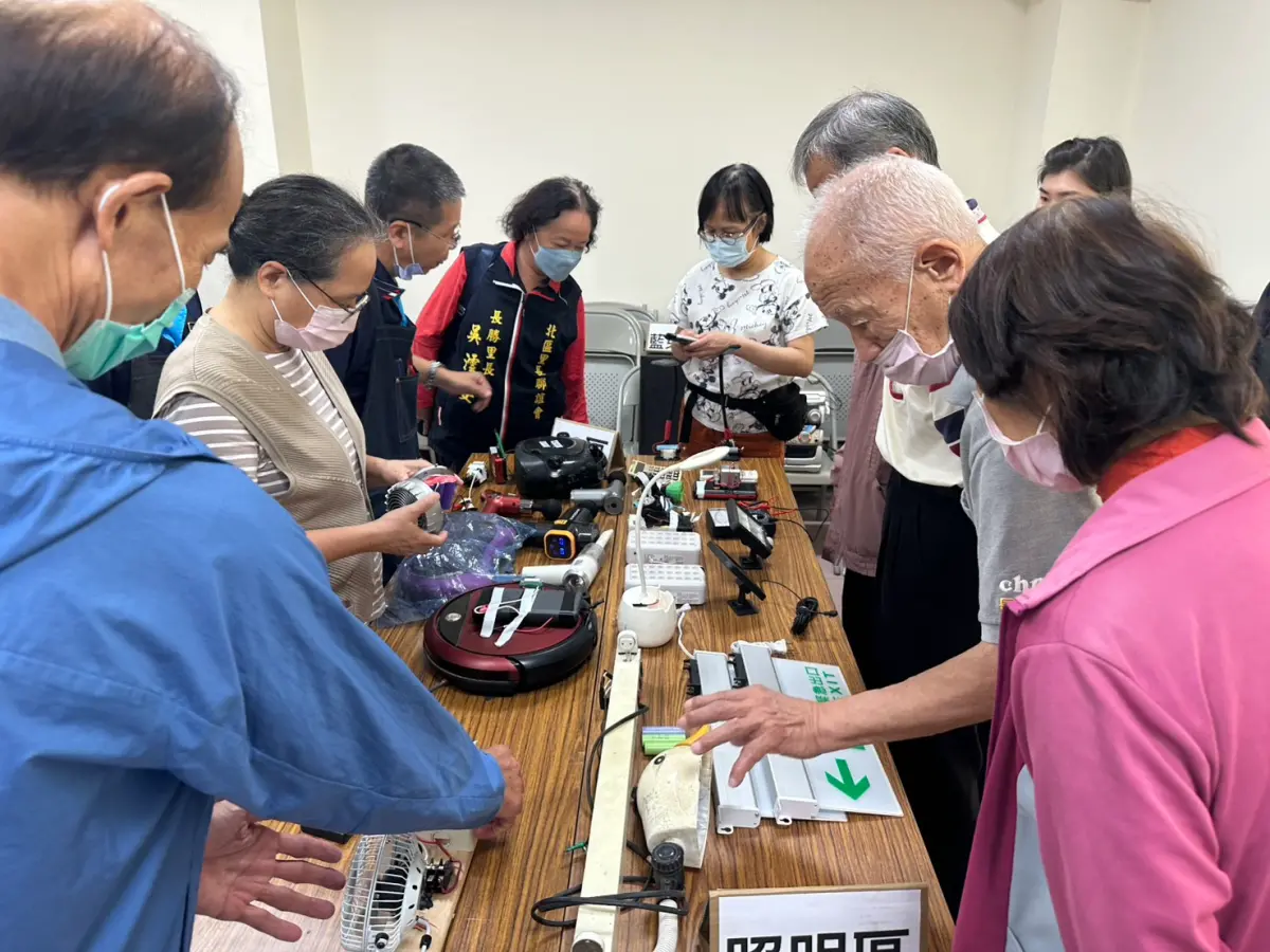▲南市府環保局今（13）日開辦「家電維修培訓課程」，共有17位民眾參與。推廣「以修代買」，減少電子廢棄物。（圖／南市環保局提供）