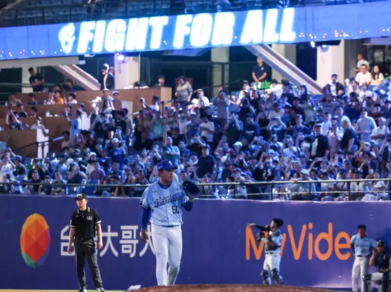 ▲富邦悍將曾峻岳出場燈光秀終於完美與出場曲的節奏搭上。（圖／富邦悍將提供）