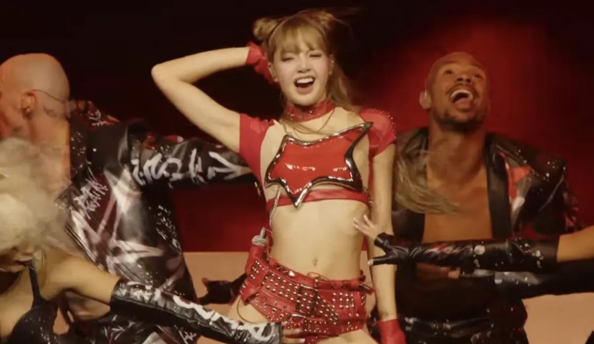 ▲BLACKPINK成員Lisa，近期登上美國音樂節科切拉，不過其中有部分舞蹈動作被粉絲砲轟根本是18禁，認為Lisa性暗示意味明顯，非常不雅觀。（圖／Coachella YT YouTube）