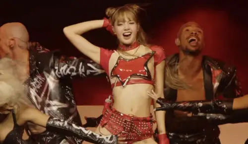 Lisa初登科切拉SOLO大跳18禁！「性暗示舞蹈」粉絲全傻眼：不雅觀
