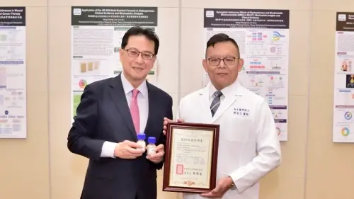 ▲台灣優化細胞發展協會舉辦台灣第四屆植富硒研討會,協會理事長李衡昌(左)將研發成果,技術授權再生醫學博士陳俞志(右)進軍杜拜拜頂端抗衰老市場。(圖/翻攝畫面) ▲台灣優化細胞發展協會舉辦台灣第四屆植富硒研討會,協會理事長李衡昌(左)將研發成果,技術授權再生醫學博士陳俞志(右)進軍杜拜拜頂端抗衰老市場。(圖/翻攝畫面)