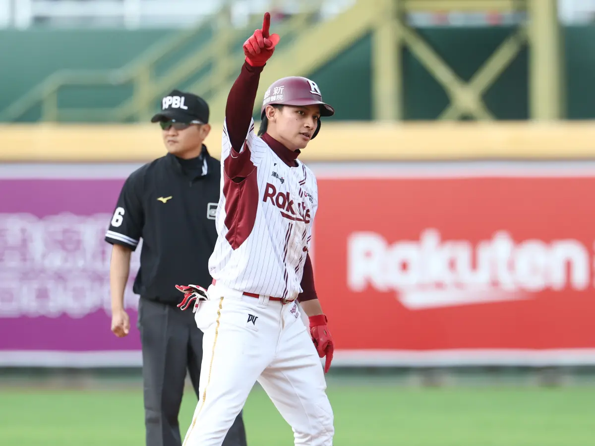 ▲樂天桃猿馬傑森把握滿壘機會，敲出清壘二壘安打。（圖／樂天桃猿提供）