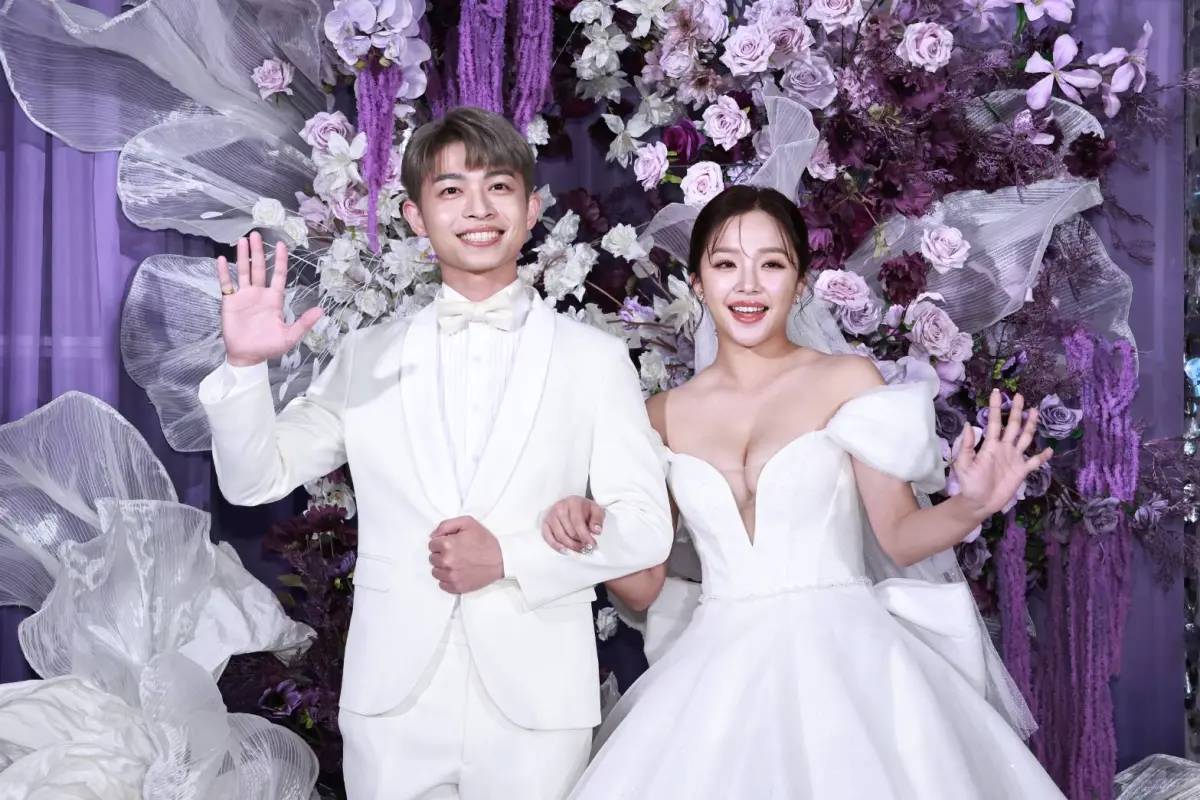 ▲賴慧如（右）與劉家銘（左）都是梅開二度的婚禮，發生3大風波，媒體持續報導，賴慧如發表770字文章表示，所有事情最後都很圓滿，心情沒受到影響，倒是婚禮上在抗癌的阿嬤緊緊握住她的手，讓她真的忍不住落淚。（圖／記者吳翊緁攝）