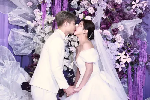 ▲賴慧如(右)與劉家銘補辦婚禮,彼此獻上深情一吻。(圖/記者吳翊緁攝) ▲賴慧如(右)與劉家銘補辦婚禮,彼此獻上深情一吻。(圖/記者吳翊緁攝)