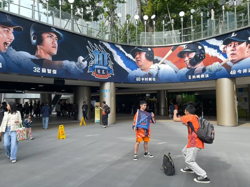 ▲統一獅與味全龍4月13日系列賽最終戰，進場觀眾人數達10,230人，加上昨日13,742人，周末吸引24,000人到場，但票房也名列大巨蛋歷史最低兩名紀錄。（圖／記者林子翔攝）