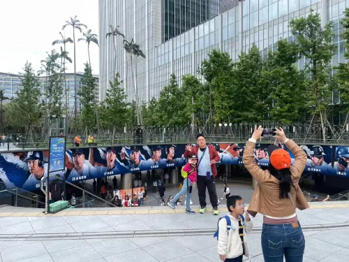 ▲獅迷到場支持雙獅會，還比出獅爪手勢應援。（圖／記者林子翔攝）