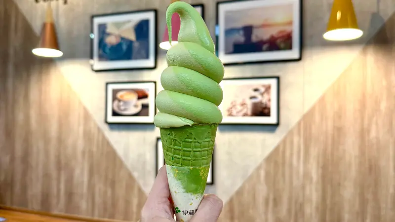 ▲全家便利商店不只Fami!ce伊藤園抹茶冰淇淋，甜點「抹茶脆皮可麗露」，茶香濃郁、酥脆口感才一顆45元，受封「星巴克平替版」爆紅。壽司郎也二度聯名辻利茶舗。（圖／記者蕭涵云攝）