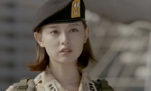 ▲金智媛曾在《太陽的後裔》中出演軍醫。（圖／Netflix）