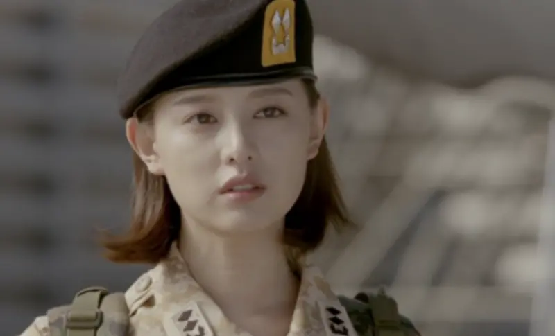 ▲33歲韓星金智媛（如圖）國中曾赴美生活，返韓後被星探發掘成為練習生，原定以歌手身分出道，卻因更熱愛表演而轉戰戲劇圈。拍《浪漫天堂》時，導演好友安排相親，見面才發現對方竟是SHINee珉豪。​​​​​​​​（圖／Netflix）