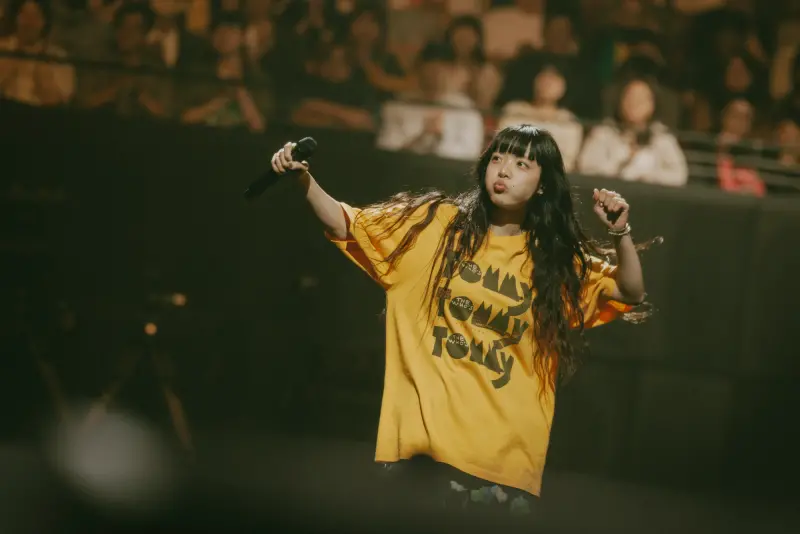 ▲日本創作女歌手愛繆（AIMYON）4月12日、13日在台北開唱，在台上和粉絲聊天，笑說這次來台灣還喝了紹興酒，要粉絲如果看到她躺在路邊，記得叫她起床。（圖／TAKUYA NAGAMINE）