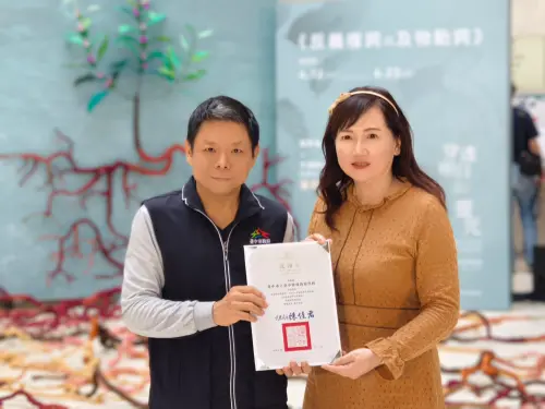 文化局攜手特教生共創藝術 廢材變身水蓑衣實踐永續行動 ▲施副局長感謝臺中市當代藝術家劉素如捐款支持永續藝術,讓藝術走入校園。(圖/文化局提供)