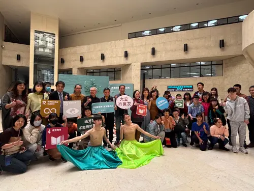 文化局攜手特教生共創藝術 廢材變身水蓑衣實踐永續行動 ▲由藝術家楊芳宜帶領三特教學校學生共創的大型裝置藝術,今日舉行開幕儀式。(圖/記者金武鳳攝,2025.4.13)