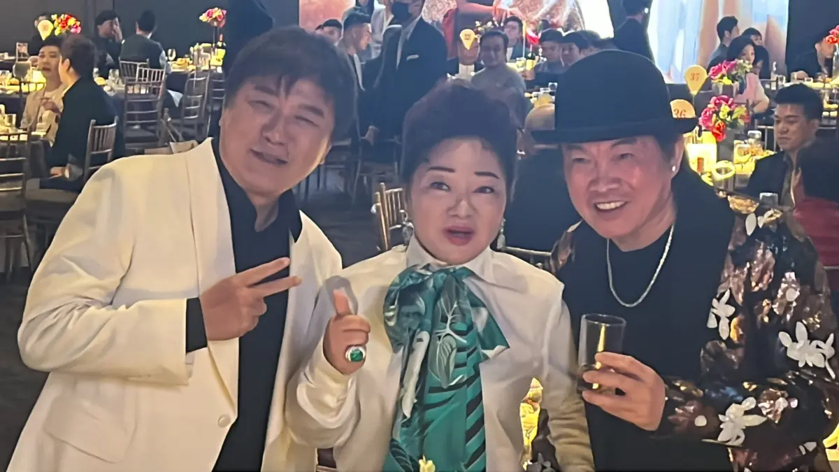 ▲胡瓜（左起）、白冰冰、康康在賴慧如的婚禮上「破冰合照」，彼此之間都曾有節目互相取代的奇妙心結，但在歡樂的場合先一起為新人獻上祝福。白冰冰全身行頭近億，非常貴氣。（圖／讀者提供）