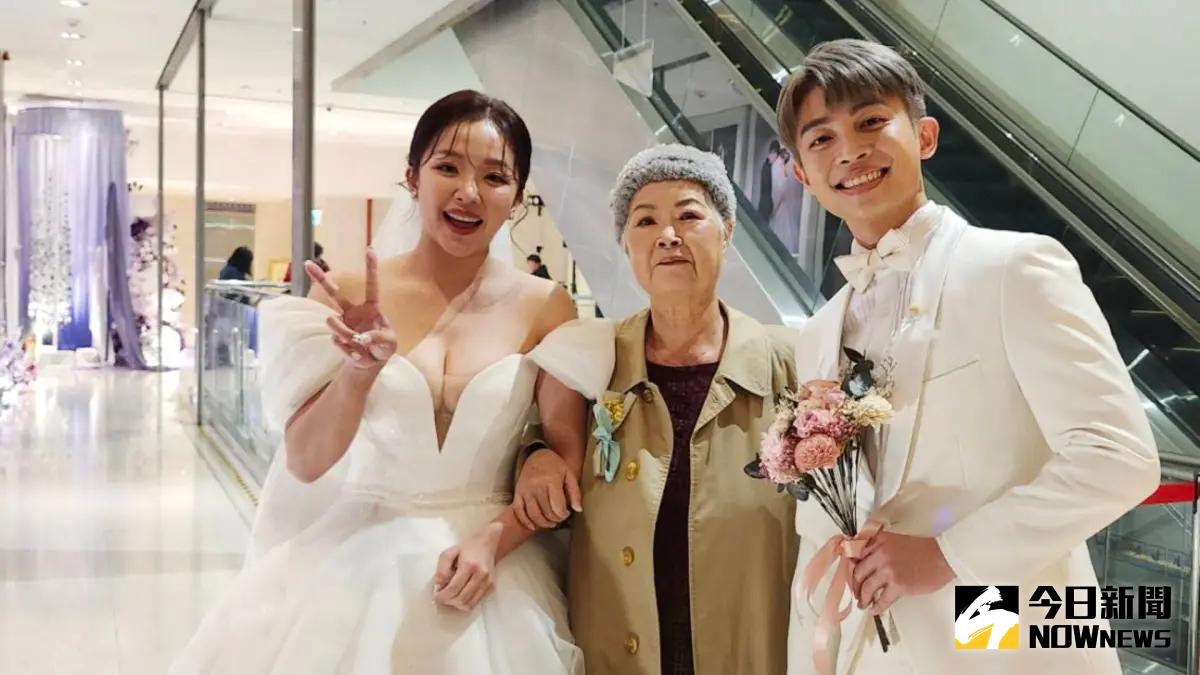 ▲歌手賴慧如（左）今（13）日迎來二婚婚禮，罹癌的阿嬤（中）也抱病出席，賴慧如也透露阿嬤化療、開刀多次，但仍想緊牽她的手走紅毯。（圖／記者吳翊捷攝）