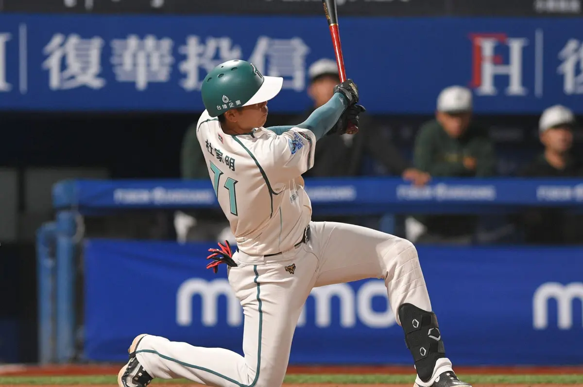 ▲台鋼雄鷹杜家明延長賽敲出致勝安。（圖／台鋼雄鷹提供）
