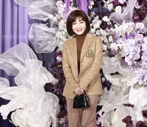 ▲陳美鳳手上拎的LV小廢包頗為吸睛,她表示是在新加坡買的。(圖/記者吳翊捷攝) ▲陳美鳳手上拎的LV小廢包頗為吸睛,她表示是在新加坡買的。(圖/記者吳翊捷攝)