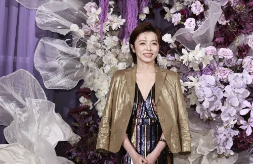 ▲王瞳本來擔心自己的服裝太露，後來乾脆配上金色的外套。（圖／記者吳翊捷攝）