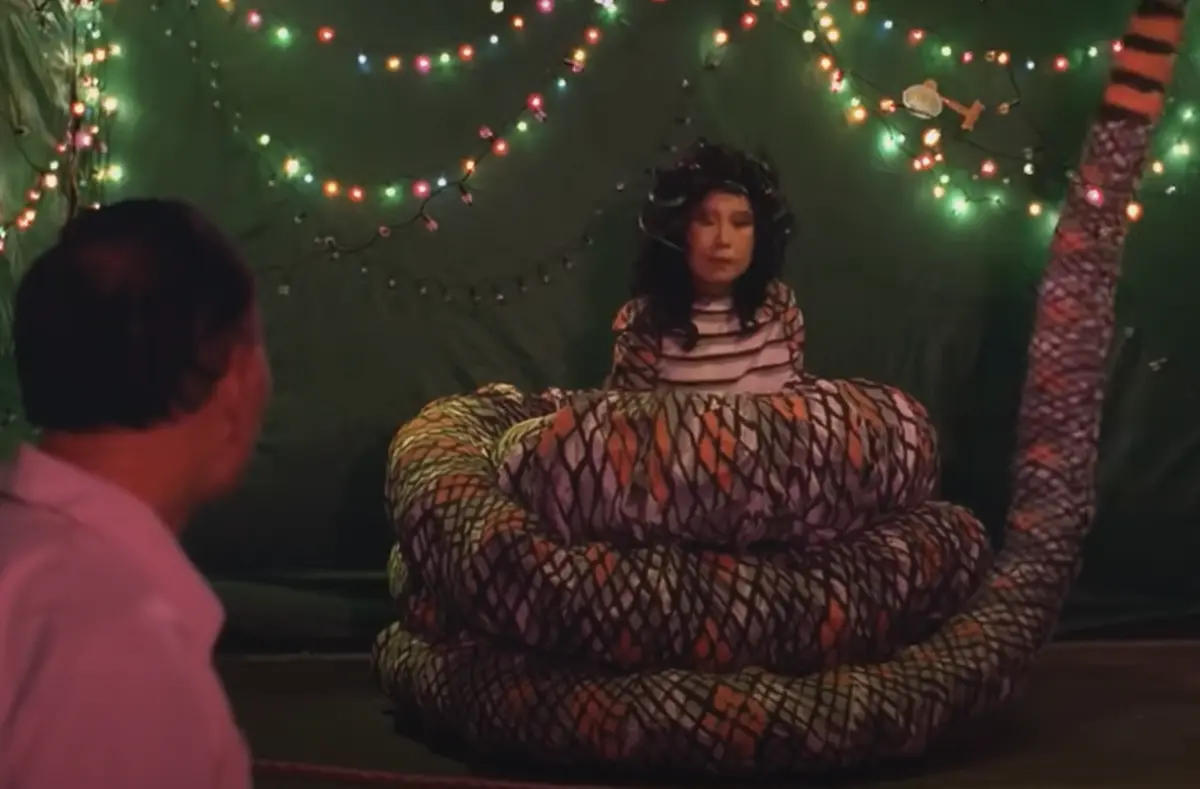 ▲文英（右）在《熱帶魚》扮演「蛇娘娘」，被導演陳玉勳透露她其實非常怕蛇，而她去世16年，也被陳玉勳深深懷念，甚至在拍片遇到不順利時，還會請她保佑，有點像跟神祈福。（圖／摘自國家影視聽中心 YouTube）