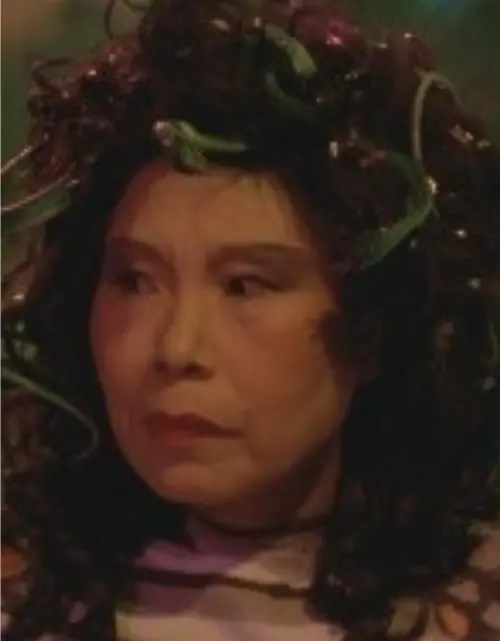 ▲文英在《熱帶魚》中的造型，頭髮上綁了假蛇，讓最怕蛇的她嚇到吐。（圖／摘自HKMDB）