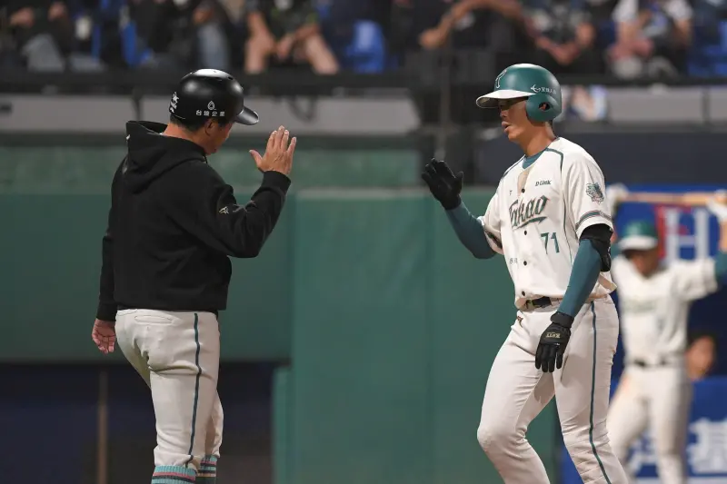 ▲台鋼雄鷹杜家明（右）開轟，單場3安打，幫助球隊逆轉取勝。（圖／台鋼雄鷹提供）