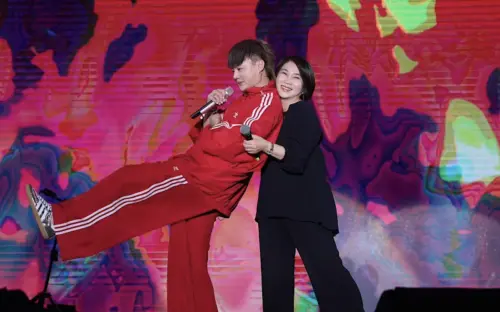 ▲許富凱在歌曲結尾時被縣長周春米擁入懷中。（圖／屏東縣政府提供）