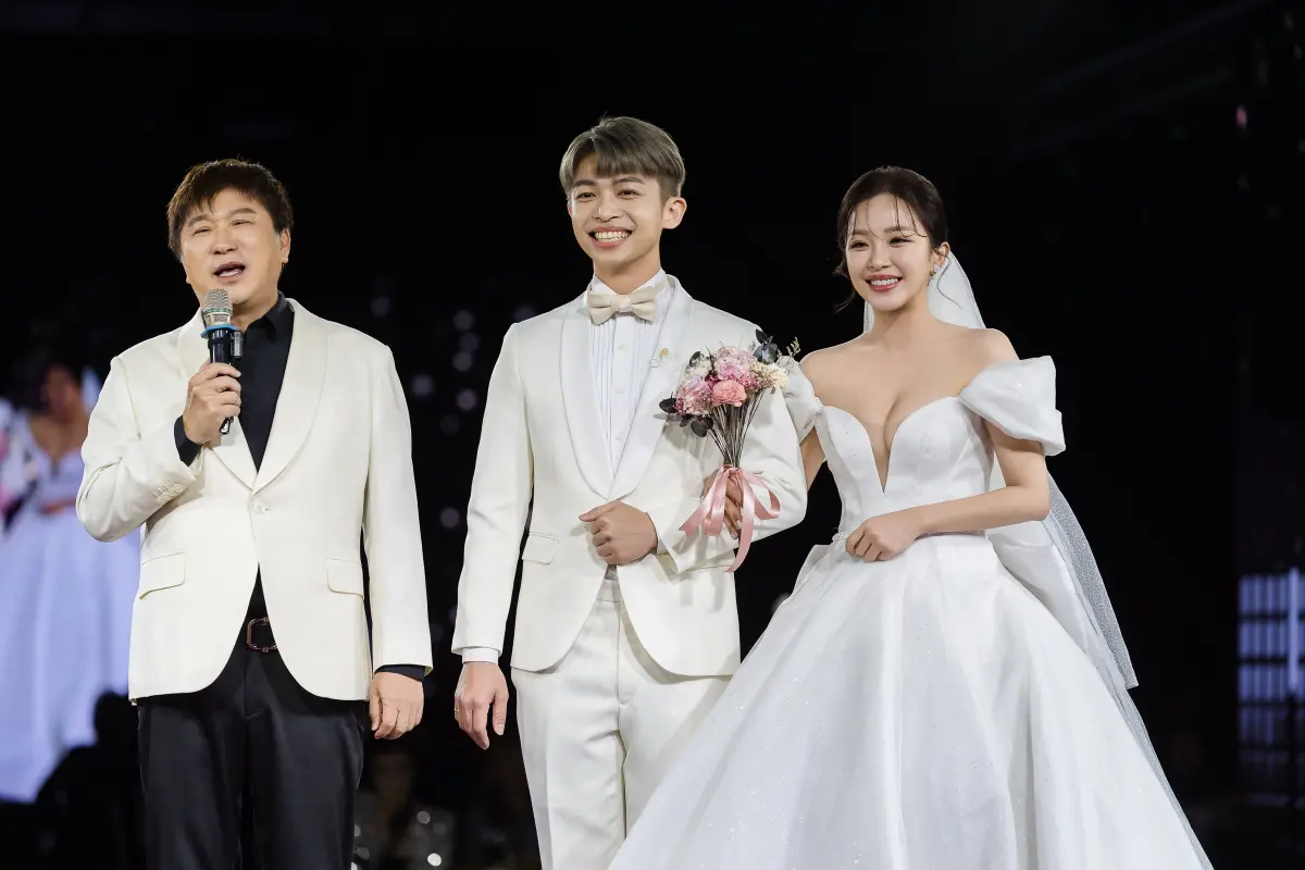 ▲胡瓜（左）今（13）日在賴慧如（右）的婚禮上擔任證婚人，豈料卻將她老公的名字「劉家銘」喊成「翁家明」，糗到不行。（圖／時代創藝提供）