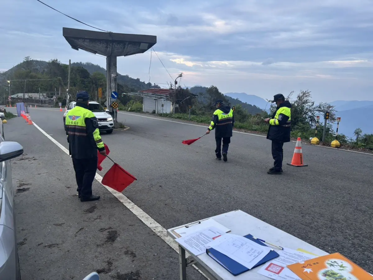 ▲合歡山杜鵑花季高乘載管制，公路局表示，實施首週行車順暢。（圖／公路局）