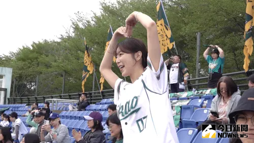 ▲台鋼雄鷹啦啦隊Wing Stars韓籍人氣團員安芝儇現身新莊球場。（圖／記者陳云茹攝）