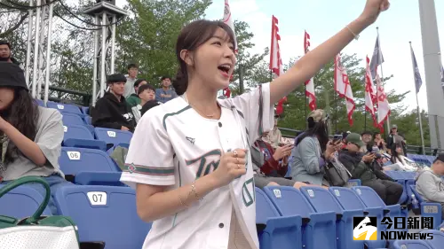 ▲台鋼雄鷹啦啦隊Wing Stars韓籍人氣團員安芝儇現身新莊球場。（圖／記者陳云茹攝）