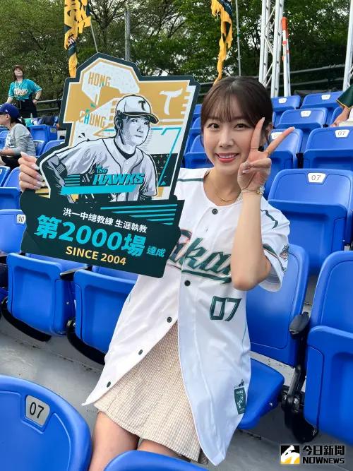 ▲台鋼雄鷹啦啦隊Wing Stars韓籍人氣團員安芝儇現身新莊球場。（圖／記者陳云茹攝）