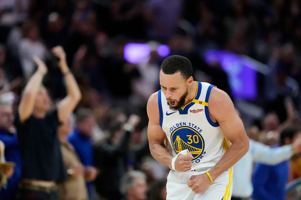 ▲這一場比賽在OT階段，勇士剩下6秒時落後3分，但機會卻是製造給了Buddy Hield，也引起了外界討論，湖人隨隊記者Trevor Lane，就認為在陣中有「史上最佳射手」Stephen Curry的情況下做此安排很弔詭。（圖／美聯社／達志影像）