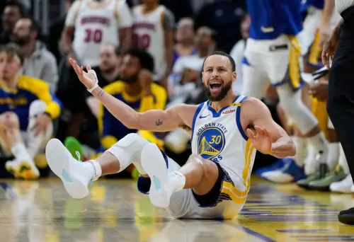 ▲Stephen Curry本戰上場超過38分鐘，轟下36分、6助攻、7顆三分，包含決勝節力挽狂瀾轟下18分，但延長賽勇士最後一擊，卻並未成功把球交給他，而是讓整個下半場幾乎未出賽的Buddy Hield操刀，最後連籃筐也沒碰到。（圖／美聯社／達志影像）