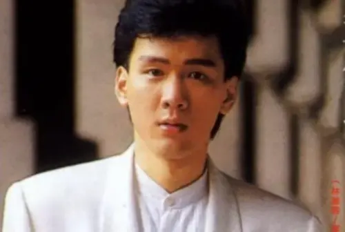 ▲李茂山（如圖）經典曲目包括〈無言的結局〉、〈今夜又擱塊落雨〉等，跨足主持圈後與戈偉如、方芳芳、葉璦菱等人搭檔主持。（圖／翻攝自微博）