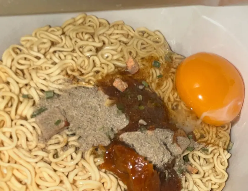 ▲碗裝泡麵總是有許多人也想加蛋吃，不過你是否也有困擾，就是每次倒入熱水之後，雞蛋不管泡多久還是不會熟。（圖/Threads）