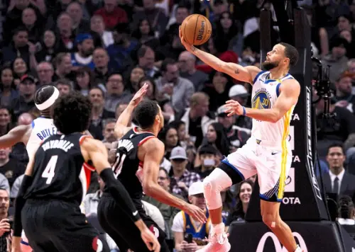 ▲▲Stephen Curry本戰上場超過38分鐘，轟下36分、6助攻、7顆三分，包含決勝節力挽狂瀾轟下18分，但延長賽勇士最後一擊，卻並未成功把球交給他，而是讓整個下半場幾乎未出賽的Buddy Hield操刀，最後連籃筐也沒碰到。（圖／美聯社／達志影像）