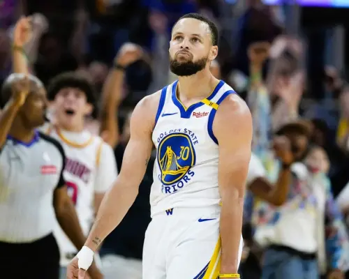 ▲▲金州勇士核心Stephen Curry再度證明自己的歷史地位。本季他共出賽70場，場均上場32.1分鐘，繳出24.4分4.4籃板6助攻1.1抄截的全能數據，並以39.7%的三分命中率命中304記三分球，持續展現頂級射手本色。（圖／美聯社／達志影像）