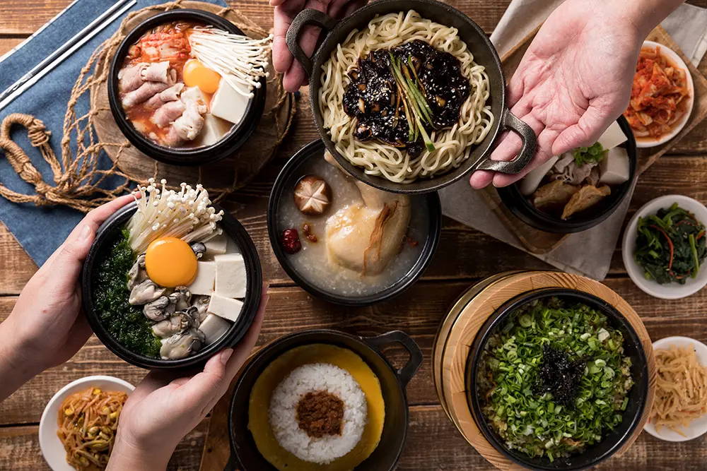 ▲4月14日黑色情人節블랙데이、Black Day，今德州鮮切牛排的厚切無骨豬排買一送一、穿搭紅色免費吃bb. q CHICKEN炸雞、豆府餐飲涓豆腐等3大韓式最便宜14元吃韓式炸醬麵一覽。（圖／豆府餐飲集團提供）