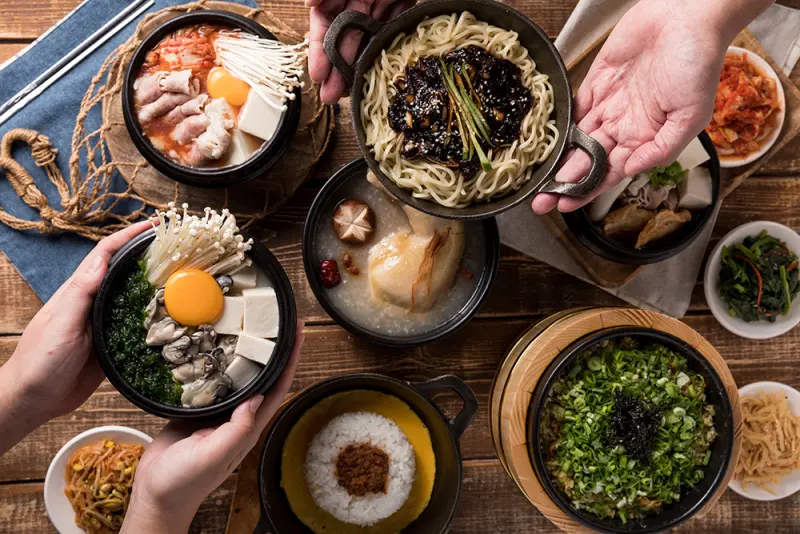 ▲4月14日黑色情人節블랙데이、Black Day，今德州鮮切牛排的厚切無骨豬排買一送一、穿搭紅色免費吃bb. q CHICKEN炸雞、豆府餐飲涓豆腐等3大韓式最便宜14元吃韓式炸醬麵一覽。（圖／豆府餐飲集團提供）