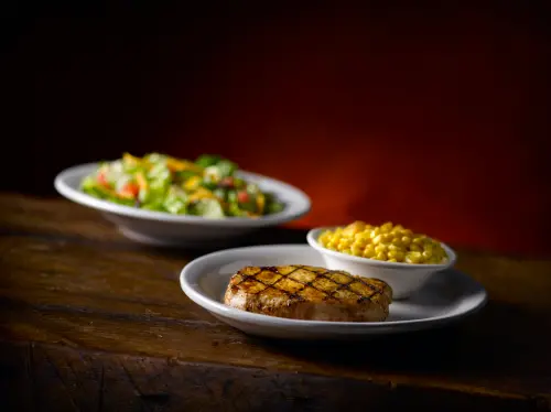 黑色情人節餐飲優惠!豬排買一送一、炸雞免費吃、韓式炸醬麵14元 ▲Texas Roadhouse德州鮮切牛排今4月14日「厚切無骨豬排買一送一」。(圖/開展餐飲集團提供)