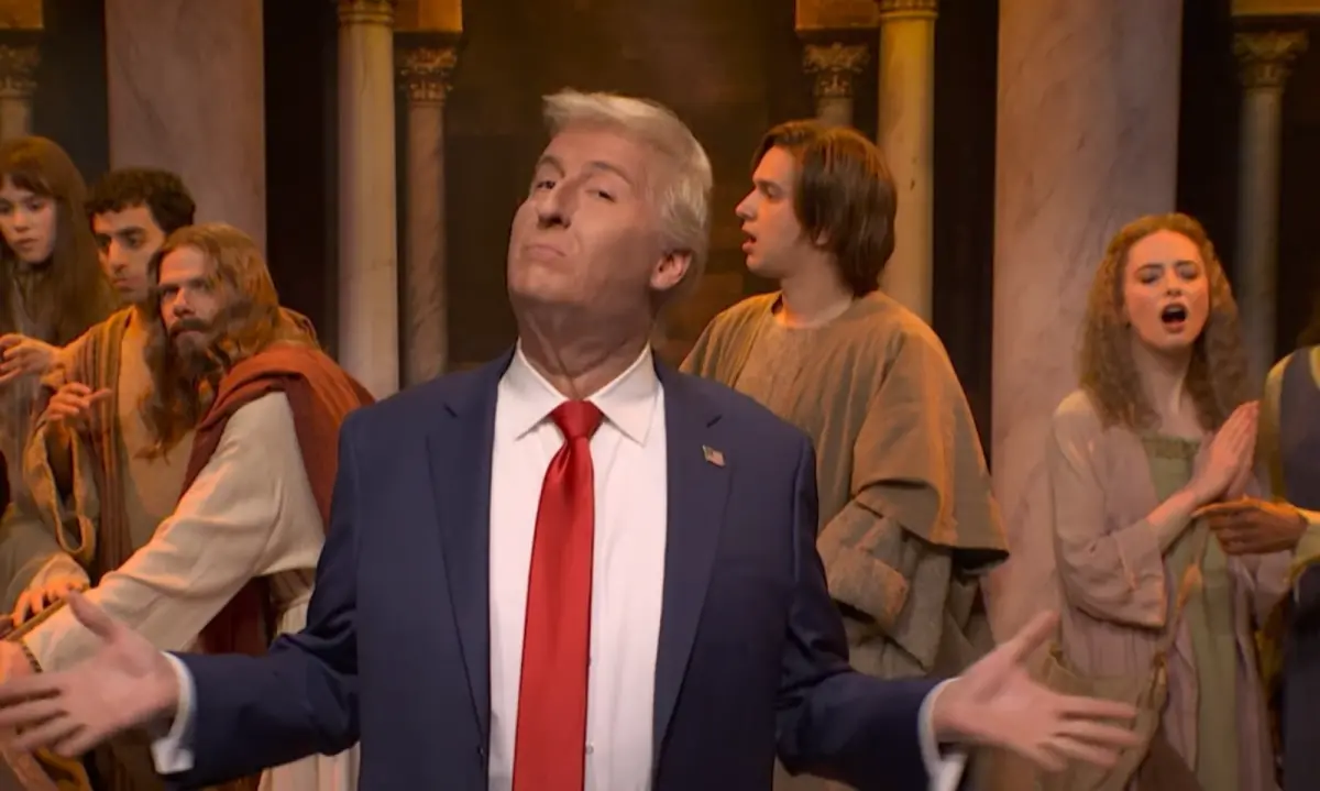 ▲美國知名綜藝節目《週六夜現場》，以聖經故事、耶穌來比喻川普關稅對經濟乃至股市造成的影響。（圖／擷取自SNL YT影片）