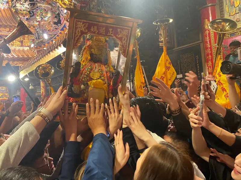 ▲大甲鎮瀾宮媽祖為期9天8夜遶境回鑾，信眾恭迎正爐媽安座(圖／民政局提供2025.4.14)