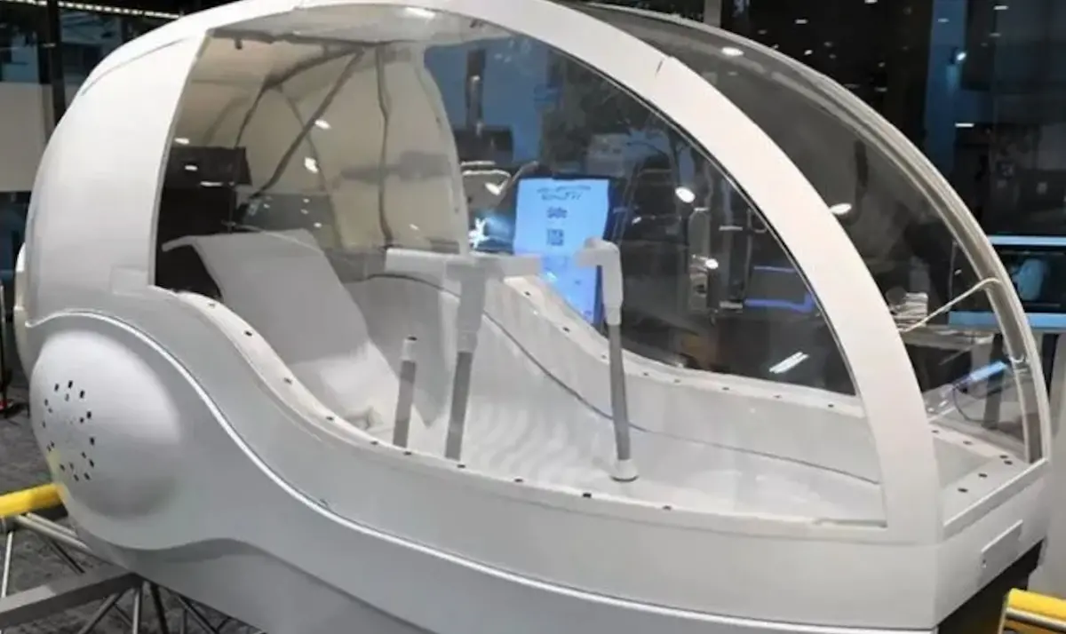 ▲大阪萬博昨（13）日登場，一款「未來人類洗澡機」意外成為討論焦點，不只外觀像極戰鬥機駕駛艙，還內建AI偵測人體壓力與脈搏，甚至連播放什麼影像都能客製化。（圖／翻攝自Science Co.）