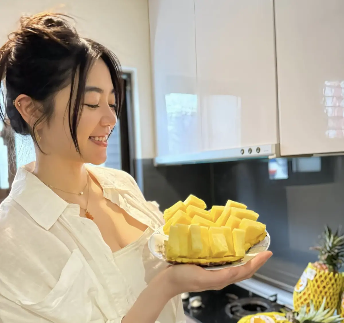 ▲民視美女主播劉方慈力挺台南關廟金鑽鳳梨。（圖／取自劉方慈臉書）