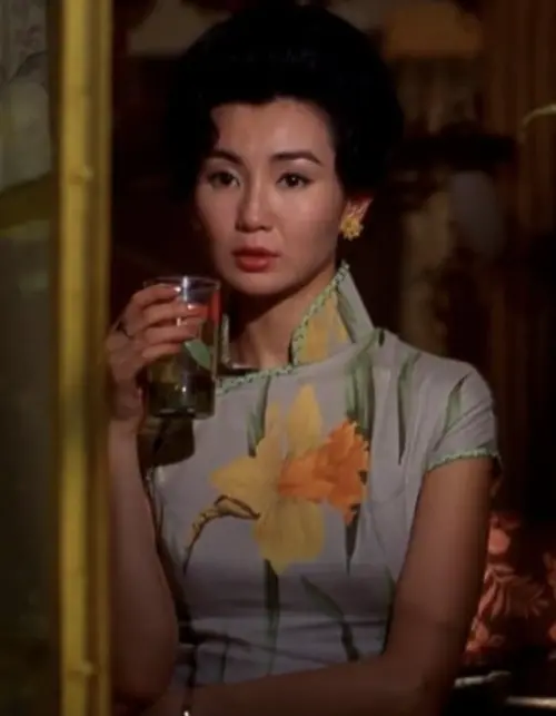 ▲張曼玉在《花樣年華》中穿著旗袍，非常迷人，但其實那些旗袍都很緊身，加上又穿高跟鞋，讓她每走一步都要小心翼翼。（圖／摘自IMDb）